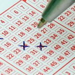 Imagem relacionada a Casal comemora sua terceira vitória na loteria