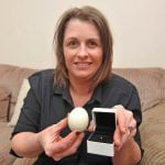 Imagem relacionada a Mulher encontra diamante dentro de ovo cozido