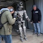 Imagem relacionada a Robô russo pode disparar armas com os dois braços