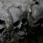 Imagem relacionada a Torre asteca construída com crânios é desenterrada no México