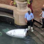 Imagem relacionada a Robô de segurança se afoga em uma fonte