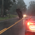 Imagem relacionada a Acidente deixa carro em estranha posição vertical