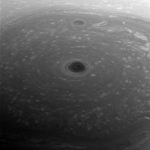 Imagem relacionada a Nave Cassini mostra detalhes da tempestade gigante em Saturno