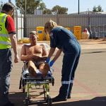 Imagem relacionada a Perdido, homem se enterra na areia para sobreviver