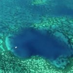 Imagem relacionada a Enorme buraco descoberto na Grande Barreira de Corais
