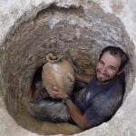 Imagem relacionada a Jarro com sapos encontrado em antigo túmulo cananita