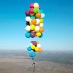 Imagem relacionada a Homem voa usando 100 balões de hélio