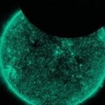 Imagem relacionada a Lua entra na frente do Sol em imagens da Nasa