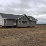 Imagem relacionada a Fazendeiro encontra uma casa em sua propriedade