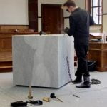 Imagem relacionada a Artista se prende a bloco de mármore por 19 dias