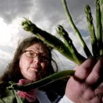 Imagem relacionada a Mulher 'prevê o futuro' usando espargos