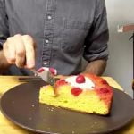 Imagem relacionada a Homem inventa máquina insana de servir bolos