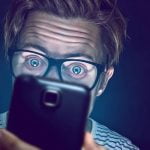 Imagem relacionada a Luz azul dos celulares pode causar danos e prejudicar a visão