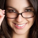 Imagem relacionada a Estudar muito aumenta o risco de usar óculos