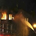 Imagem relacionada a Mulher exorciza sofá e incendia casa