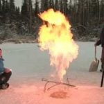 Imagem relacionada a Este lago tem tanto metano que você pode colocar fogo