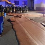 Imagem relacionada a Fábrica derrama chocolate líquido em estrada