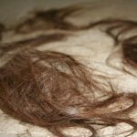 Imagem relacionada a Pessoa desconhecida corta o cabelo de mulheres na Índia