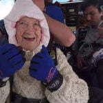 Imagem relacionada a Mulher de 102 anos se torna o paraquedista mais velha do mundo