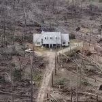 Imagem relacionada a Tornado devastador deixa casa intocada