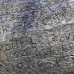 Imagem relacionada a França perplexa pela inscrição misteriosa em rocha