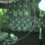 Imagem relacionada a Câmera de loja de guitarras captura atividade fantasmagórica