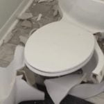 Imagem relacionada a Relâmpago faz banheiro explodir na Flórida