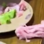 Imagem relacionada a Vídeo mostra carne 'zumbi' rastejando