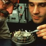 Imagem relacionada a Gerd Binnig e Heinrich Rohrer, inventores do Microscópio de tunelamento com varredura