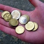 Imagem relacionada a Mulher engole moeda e perde voz por 12 anos