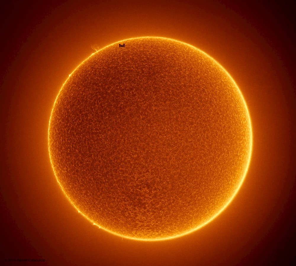 Imagem relacionada a Imagem impressionante mostra a ISS na frente do Sol