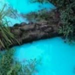 Imagem relacionada a 'Incidente de poluição' transforma rio em azul brilhante