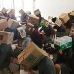 Imagem relacionada a Alunos colocam caixas na cabeça durante um exame