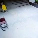 Imagem relacionada a Cadeira de rodas assombrada assusta funcionários do hospital