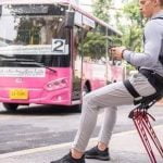 Imagem relacionada a Cadeira vestível permite que você se sente em qualquer lugar