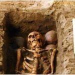 Imagem relacionada a Enterro de seis cabeças deixa arqueólogos perplexos