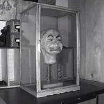 Imagem relacionada a Boneca assombrada filmada movendo-se por conta própria