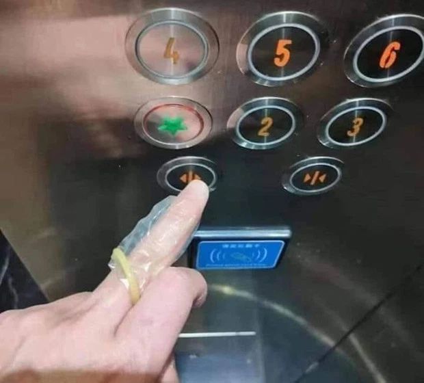 Imagem relacionada a Existe perigo de pegar coronavírus no elevador?