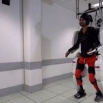 Imagem relacionada a Homem paralisado volta a andar usando exoesqueleto