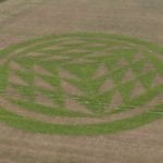 Imagem relacionada a Círculo em colheita de cor verde brilhante aparece em campo em Hampshire