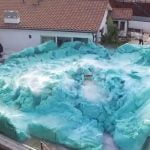 Imagem relacionada a Experiência insana produz vulcão gigante de espuma