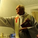 Imagem relacionada a Exorcista bane 'poltergeist' da casa de família