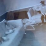 Imagem relacionada a Mãe vê mulher 'fantasma' assistindo seus filhos