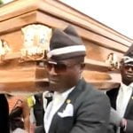 Imagem relacionada a Meme do caixão: quem são essas pessoas?