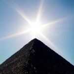 Imagem relacionada a Grande asteroide em forma de pirâmide passa próximo da Terra