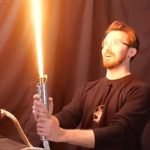 Imagem relacionada a Inventor cria protótipo de sabre de luz funcional