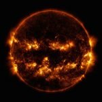 Imagem relacionada a Sol 'sorri' como uma abóbora nesta imagem da NASA