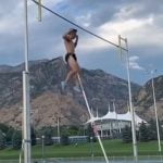 Imagem relacionada a Vara de saltador atinge a virilha em um vídeo angustiante