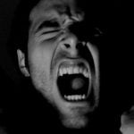 Imagem relacionada a Família ouve música e vozes vindas das paredes