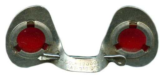 Imagem relacionada a Óculos anti-bicagem para galinha: para que serve?